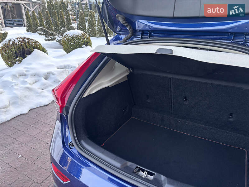 Хетчбек Volvo V40 2015 в Стрию