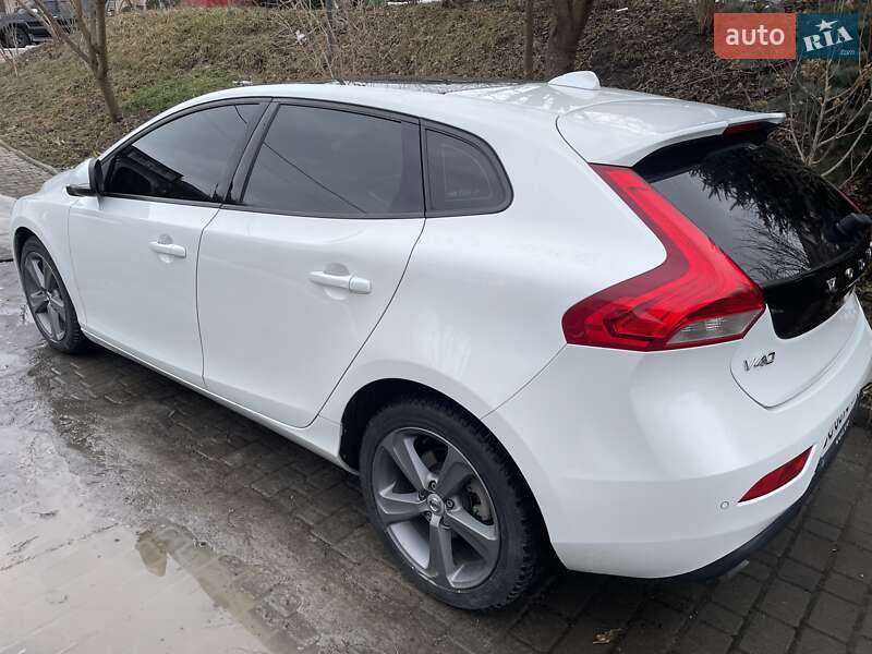 Хетчбек Volvo V40 2017 в Львові
