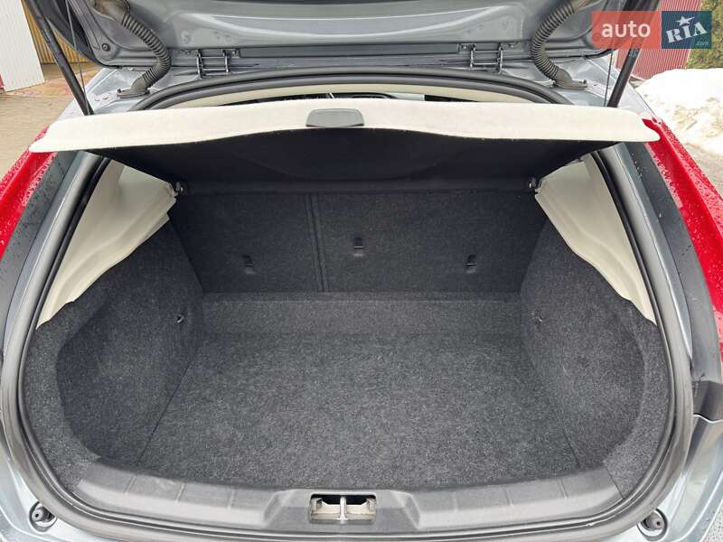 Хетчбек Volvo V40 2016 в Радивиліві