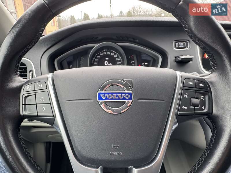 Хетчбек Volvo V40 2016 в Радивиліві