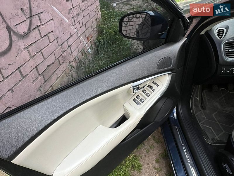 Хэтчбек Volvo V40 2014 в Киеве