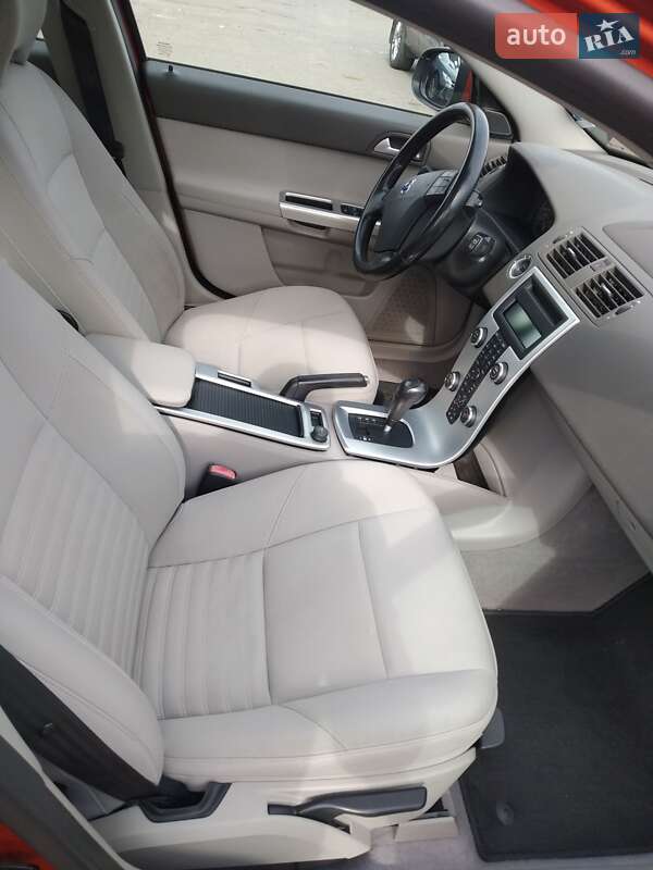 Універсал Volvo V50 2010 в Костопілі