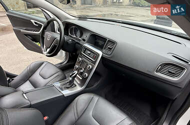 Универсал Volvo V60 Cross Country 2016 в 