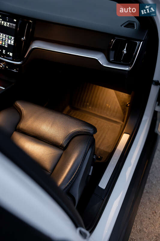 Универсал Volvo V60 Cross Country 2019 в Львове фото 101 Универсал Volvo V60 Cross Country 2019 в Львове