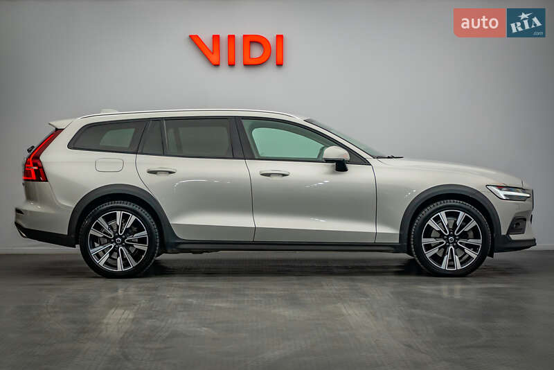 Универсал Volvo V60 Cross Country 2019 в Киеве фото 4 Универсал Volvo V60 Cross Country 2019 в Киеве