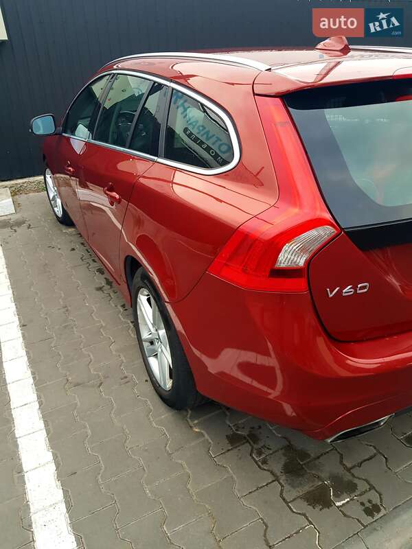 Универсал Volvo V60 2014 в Вишневом