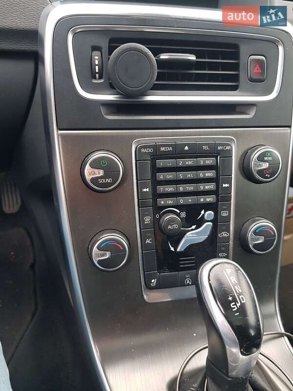 Универсал Volvo V60 2014 в Вишневом