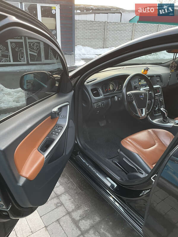 Універсал Volvo V60 2014 в Чернігові