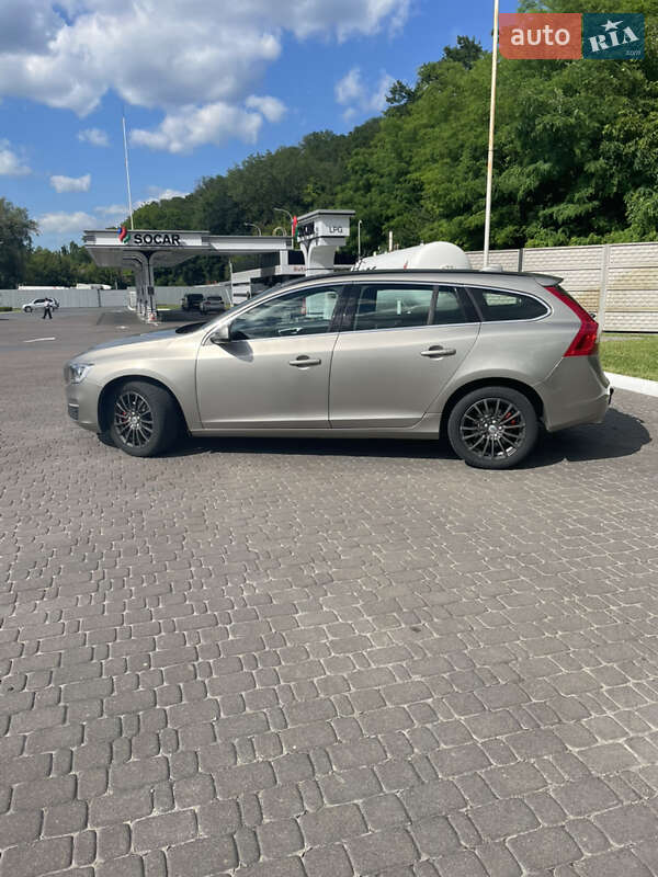 Универсал Volvo V60 2015 в Обухове