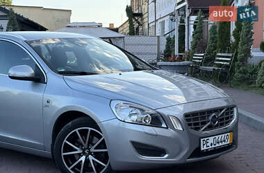 Универсал Volvo V60 2012 в 