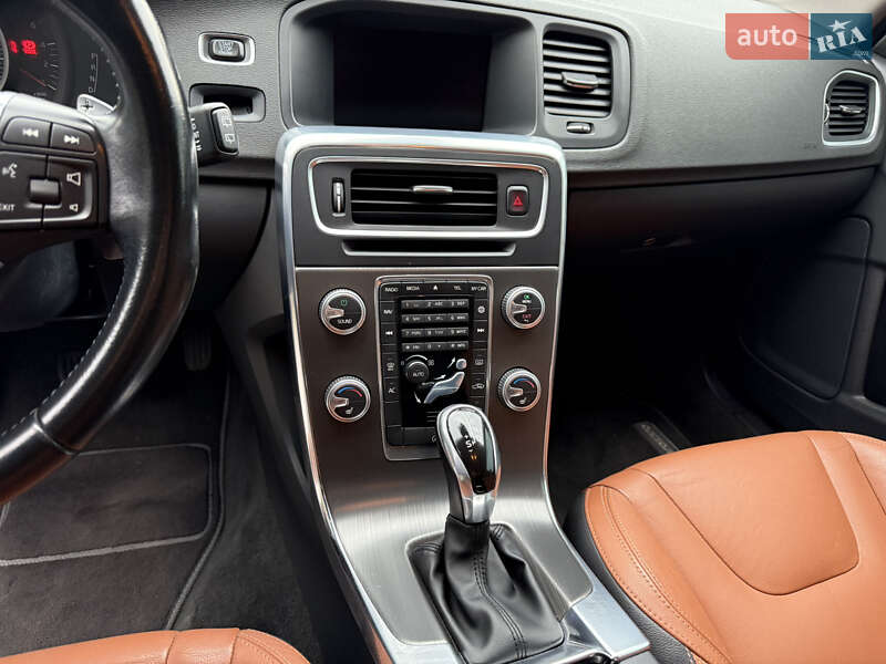 Универсал Volvo V60 2015 в Полтаве