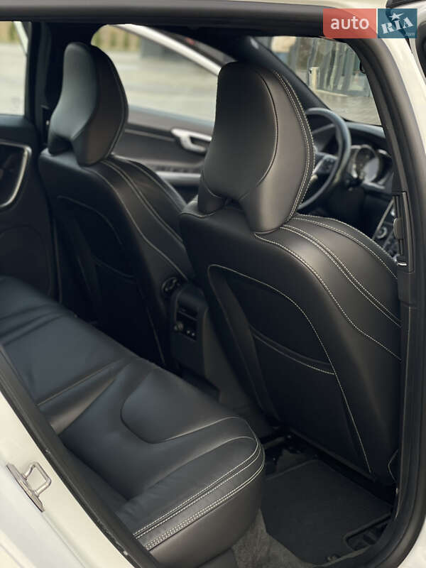 Універсал Volvo V60 2014 в Золочеві