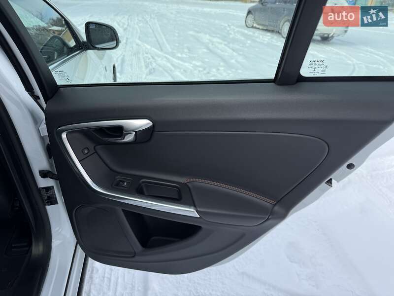 Универсал Volvo V60 2015 в Бродах фото 46 Универсал Volvo V60 2015 в Бродах