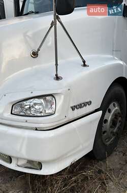 Тягач Volvo VNL 660 2001 в Києві