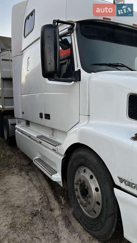 Тягач Volvo VNL 660 2001 в Киеве