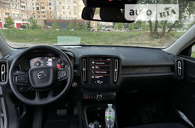 Внедорожник / Кроссовер Volvo XC40 2018 в 