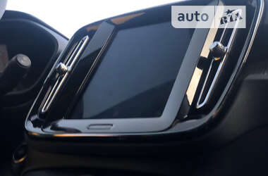 Внедорожник / Кроссовер Volvo XC40 2020 в 