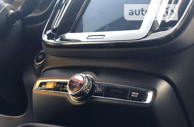 Внедорожник / Кроссовер Volvo XC40 2020 в 