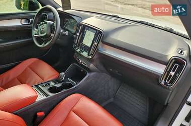 Позашляховик / Кросовер Volvo XC40 2018 в 