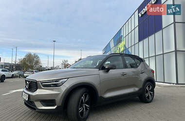 Внедорожник / Кроссовер Volvo XC40 2021 в 