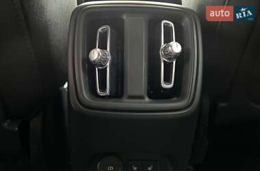 Внедорожник / Кроссовер Volvo XC40 2023 в 