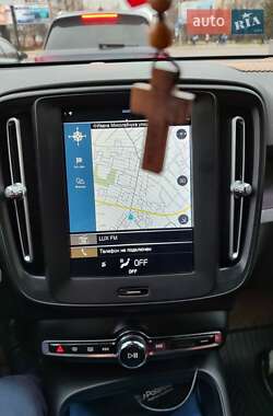 Позашляховик / Кросовер Volvo XC40 2019 в 