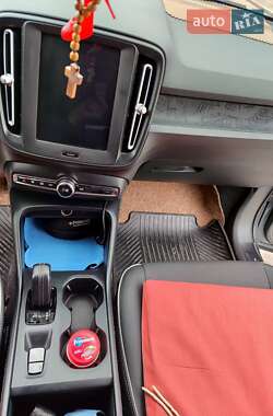 Позашляховик / Кросовер Volvo XC40 2019 в 