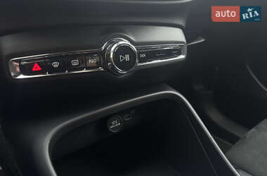 Позашляховик / Кросовер Volvo XC40 2021 в 