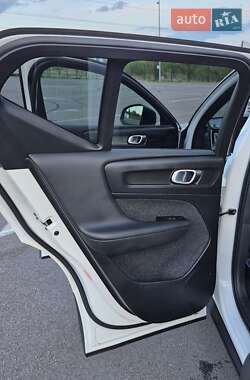 Позашляховик / Кросовер Volvo XC40 2021 в 