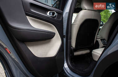 Позашляховик / Кросовер Volvo XC40 2020 в 