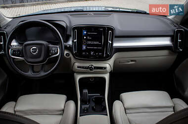 Позашляховик / Кросовер Volvo XC40 2020 в 