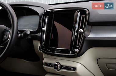 Позашляховик / Кросовер Volvo XC40 2020 в 