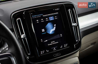 Позашляховик / Кросовер Volvo XC40 2020 в 
