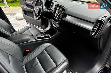 Позашляховик / Кросовер Volvo XC40 2022 в 