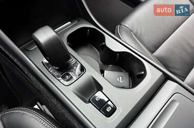 Позашляховик / Кросовер Volvo XC40 2022 в 