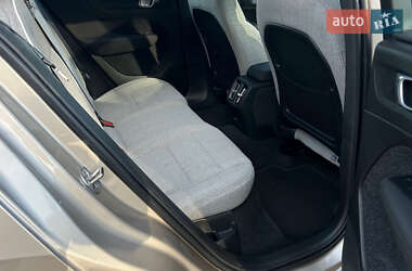 Позашляховик / Кросовер Volvo XC40 2023 в 