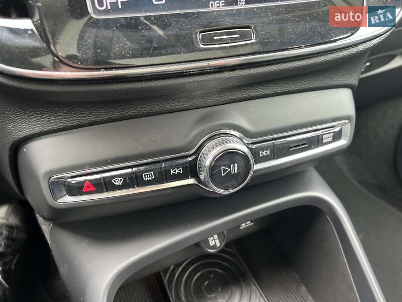 Внедорожник / Кроссовер Volvo XC40 2018 в Киеве