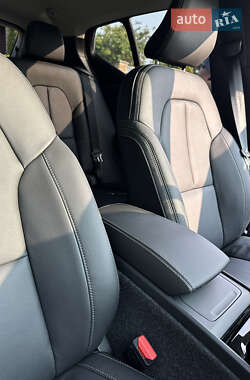 Позашляховик / Кросовер Volvo XC40 2025 в 
