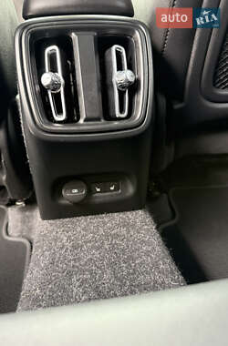 Позашляховик / Кросовер Volvo XC40 2020 в 