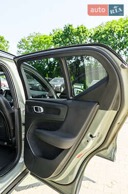 Внедорожник / Кроссовер Volvo XC40 2021 в 