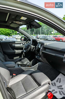 Внедорожник / Кроссовер Volvo XC40 2021 в 