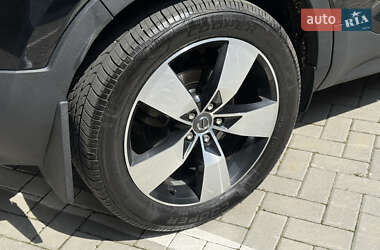 Внедорожник / Кроссовер Volvo XC40 2021 в 