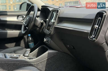 Внедорожник / Кроссовер Volvo XC40 2021 в 