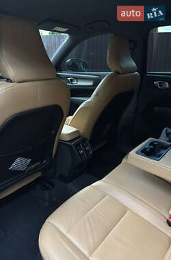 Внедорожник / Кроссовер Volvo XC40 2021 в 