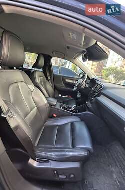 Внедорожник / Кроссовер Volvo XC40 2018 в 