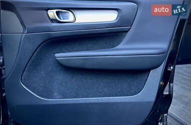 Внедорожник / Кроссовер Volvo XC40 2020 в 