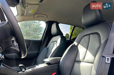 Позашляховик / Кросовер Volvo XC40 2022 в 