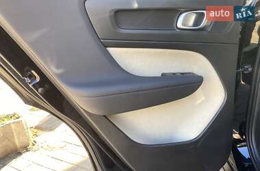 Внедорожник / Кроссовер Volvo XC40 2022 в 
