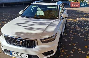 Внедорожник / Кроссовер Volvo XC40 2018 в 