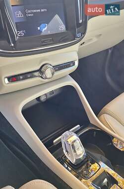 Внедорожник / Кроссовер Volvo XC40 2018 в 